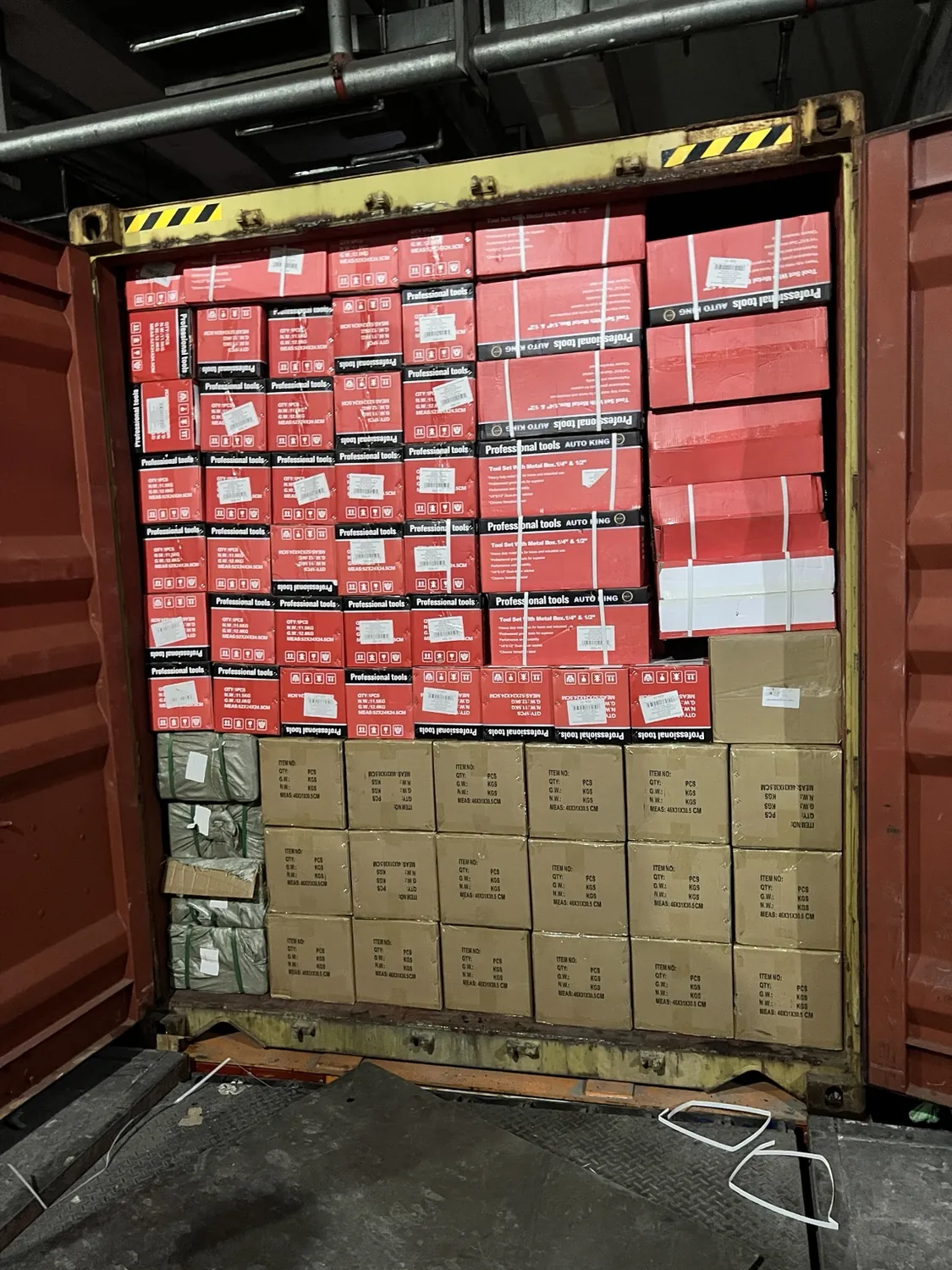 Contenedor cargado con cajas, listo para cerrar